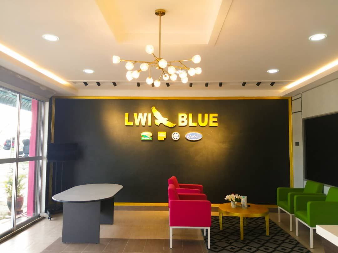 LWI BLUE MINERAL WATER